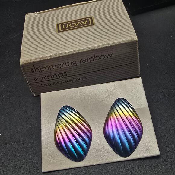 Avon Shimmering Rainbow Metal Earrings In Box Mermaid Ribbed Vintage - Picture 1 of 7
